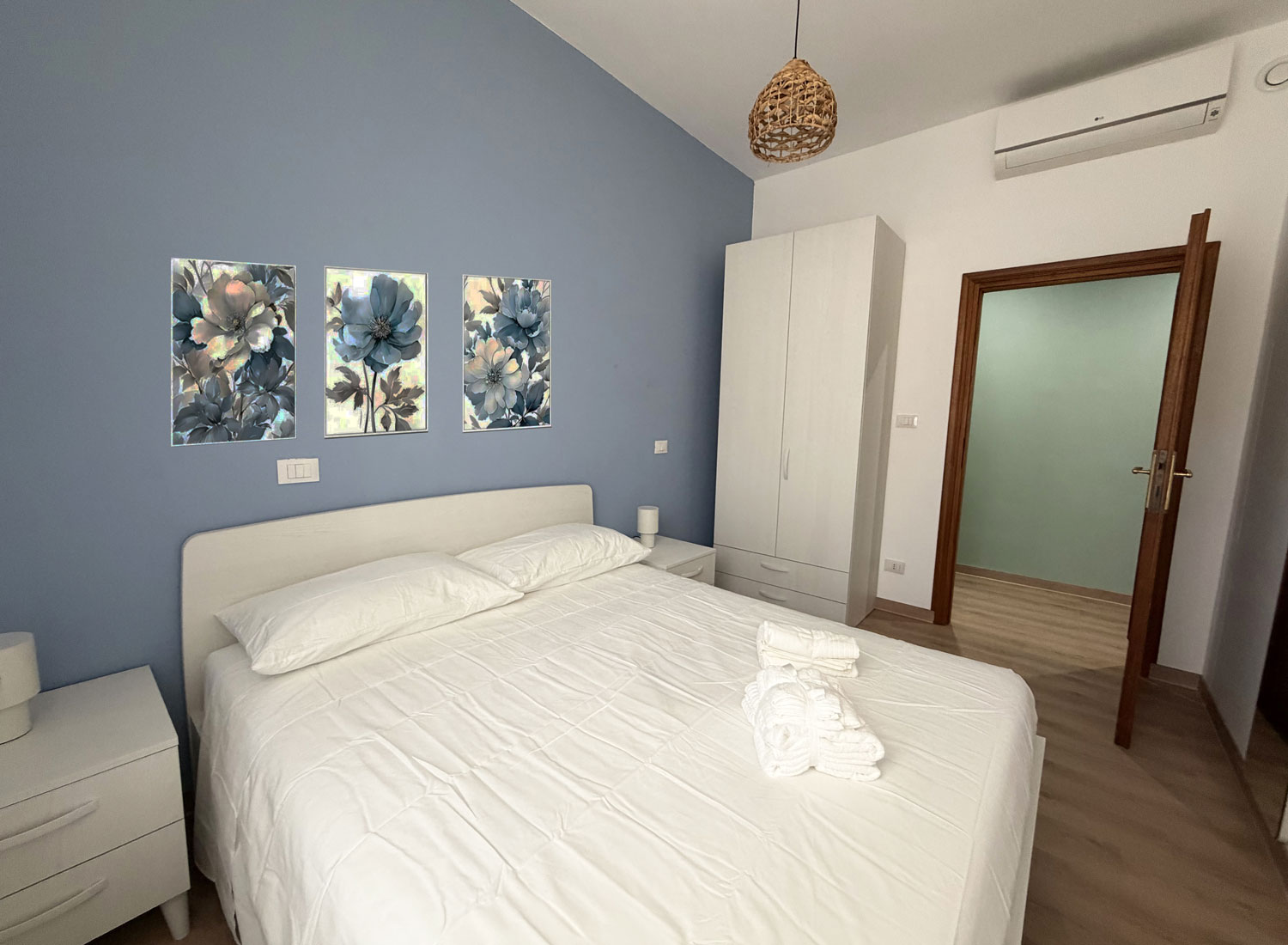 Camera matrimoniale luminosa con letto matrimoniale e armadio nella Casa Vacanze Antea
