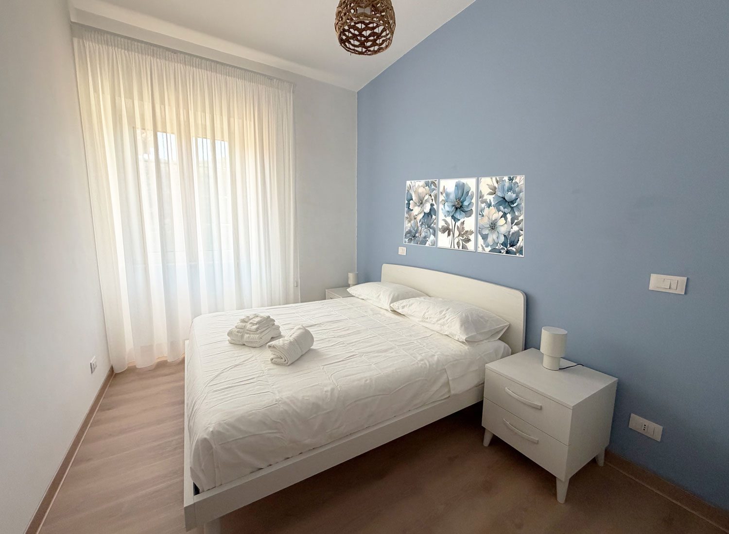 Camera matrimoniale con ampia finestra e letto matrimoniale nella Casa Vacanze Antea