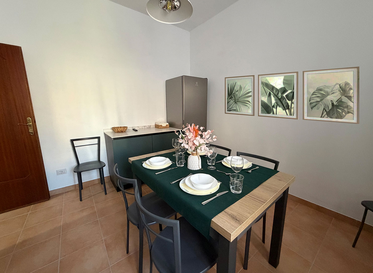 Cucina con tavolo da pranzo apparecchiato nella Casa Vacanze Antea a Lenola
