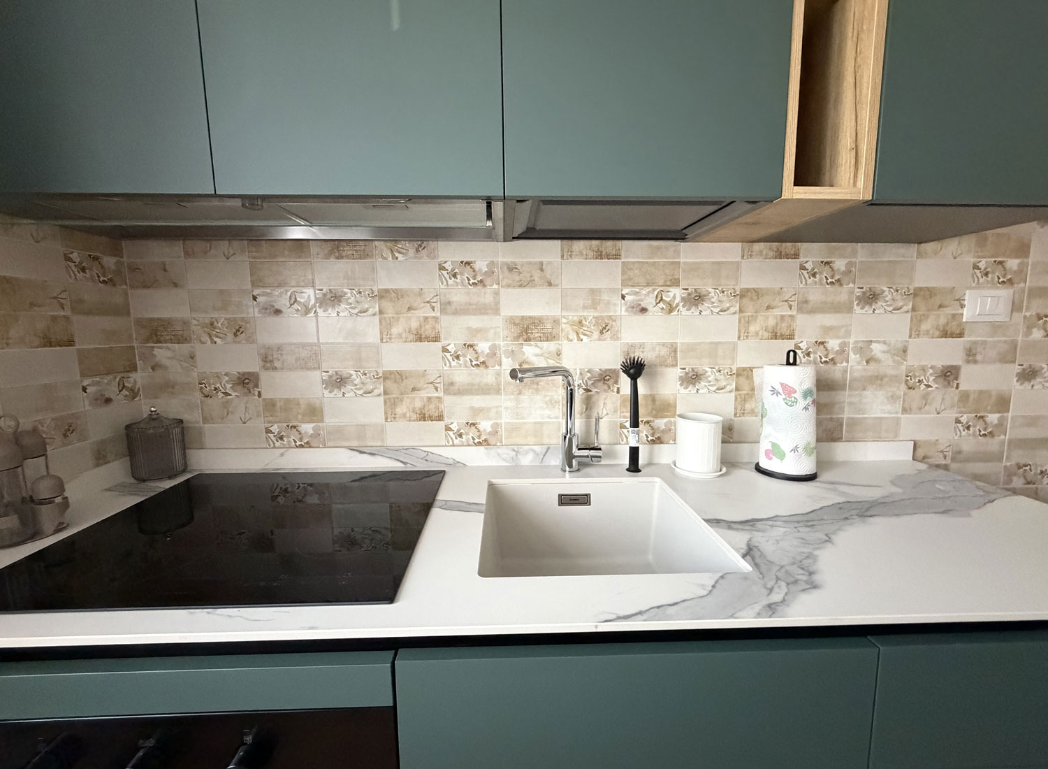 Piano cucina con lavello integrato e piano cottura nella Casa Vacanze Antea