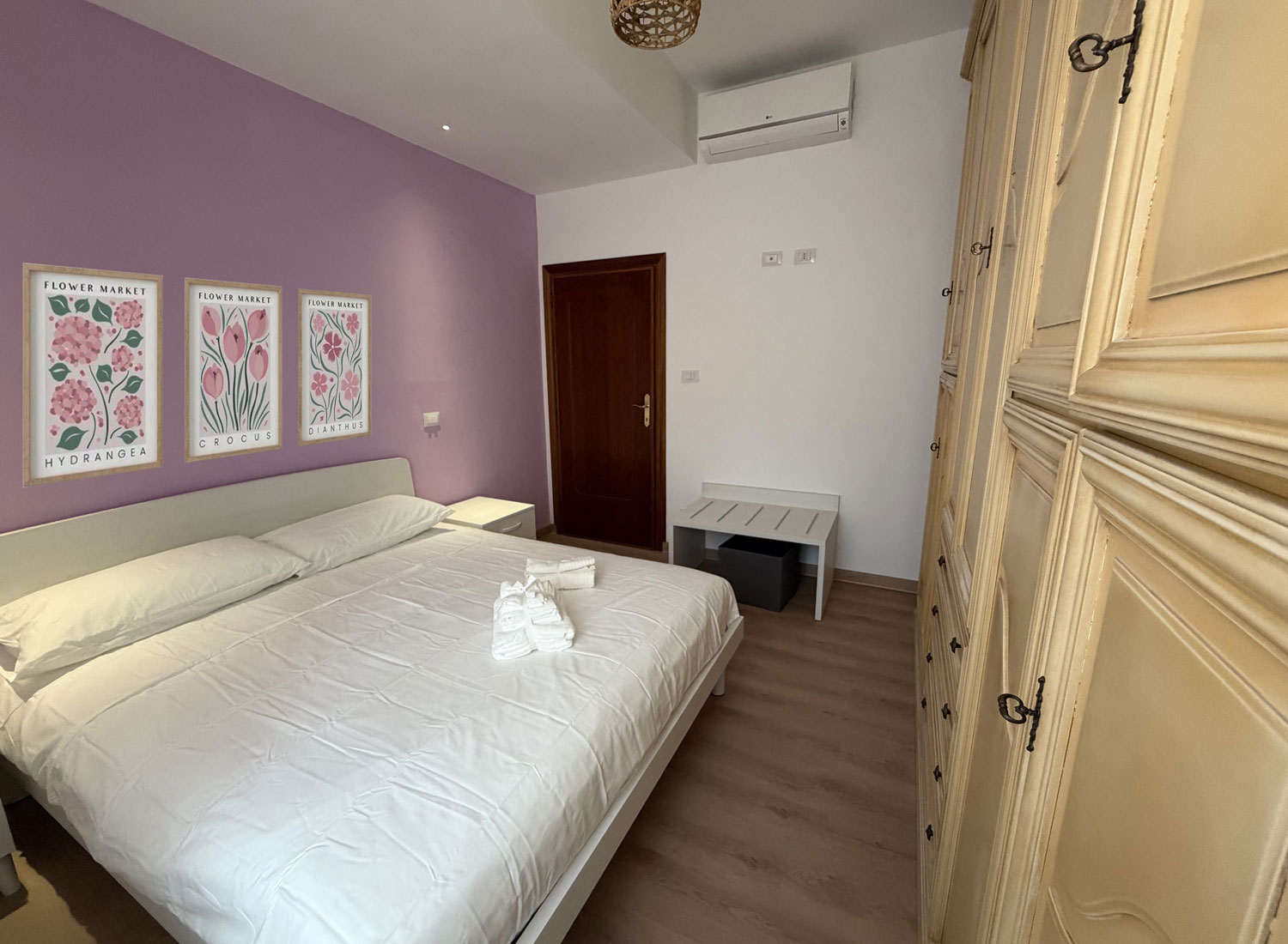 Camera matrimoniale con parete lilla e armadio nella Casa Vacanze Antea a Lenola