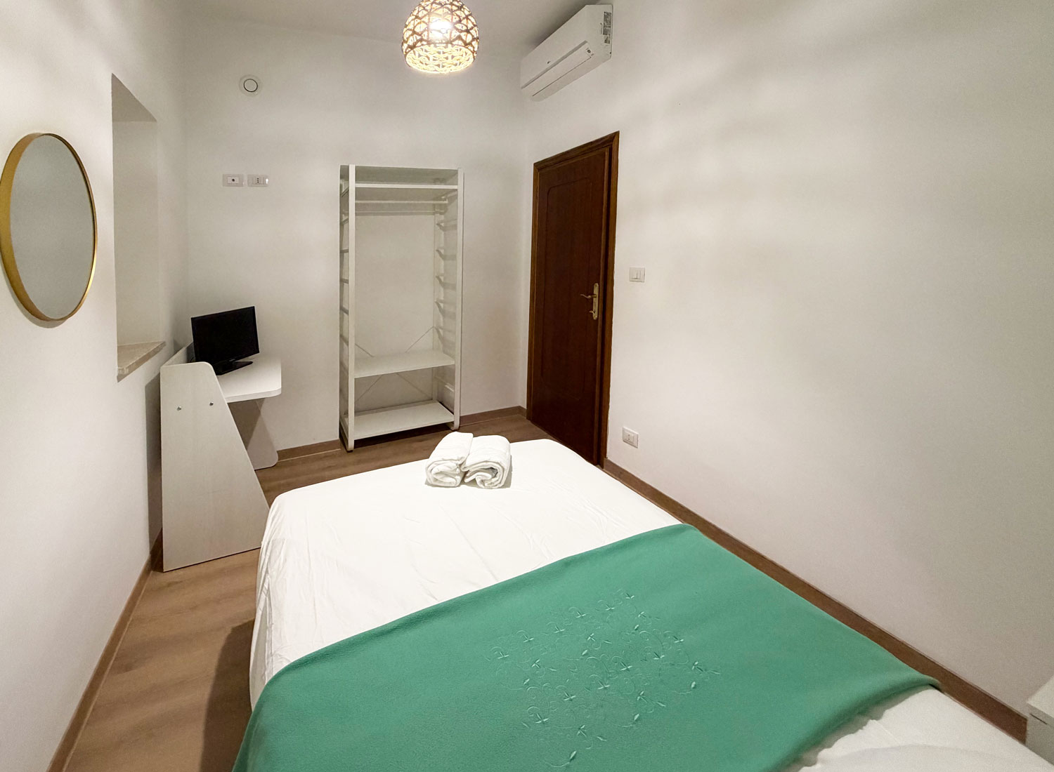 Camera doppia con letto matrimoniale, TV e aria condizionata nella Casa Vacanze Antea