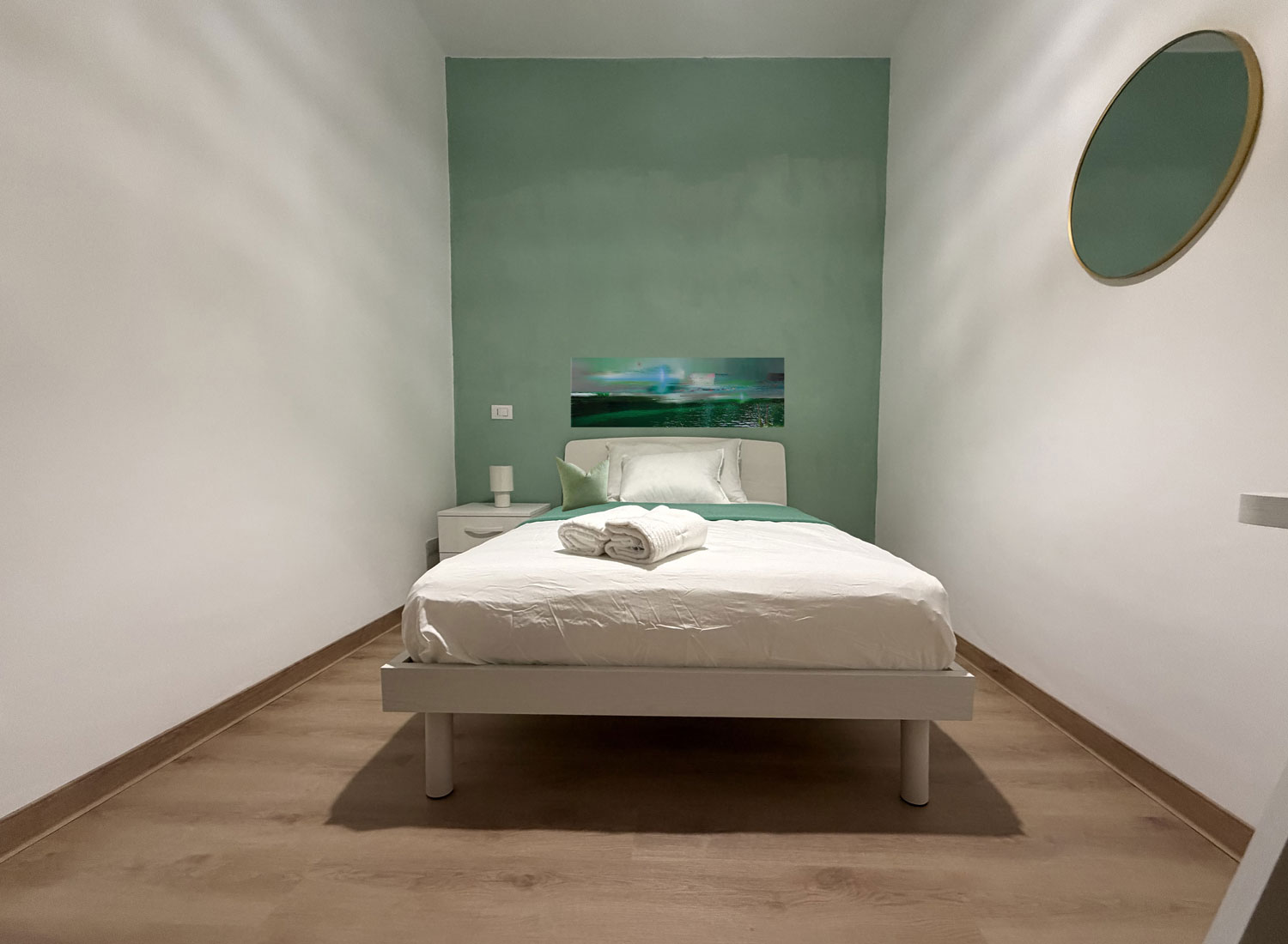 Camera matrimoniale con letto matrimoniale e parete verde nella Casa Vacanze Antea a Lenola