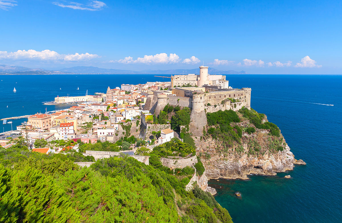 Veduta panoramica di Gaeta con il Castello Angioino-Aragonese affacciato sul mare