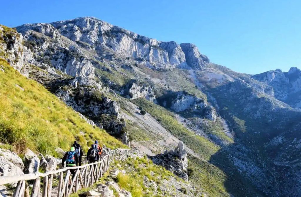 Escursionisti lungo un sentiero panoramico nel Parco Naturale dei Monti Aurunci