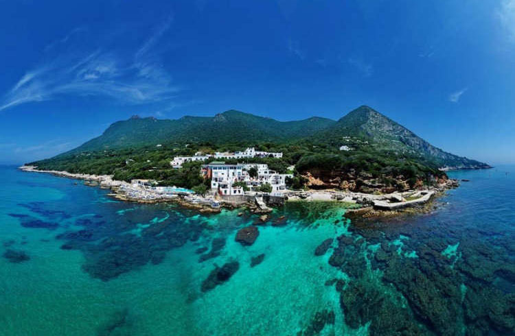 Veduta aerea di San Felice Circeo con mare turchese e promontorio del Circeo