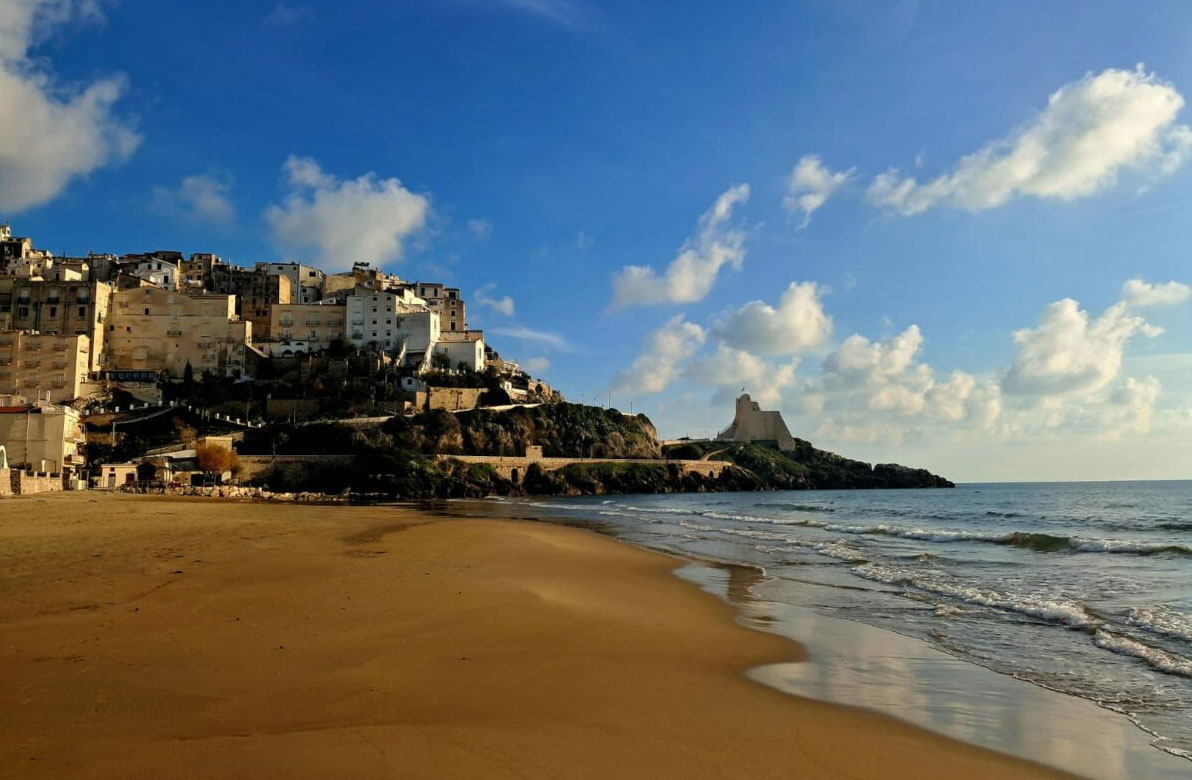Panorama di Sperlonga con il borgo storico, la spiaggia e il mare della Riviera di Ulisse