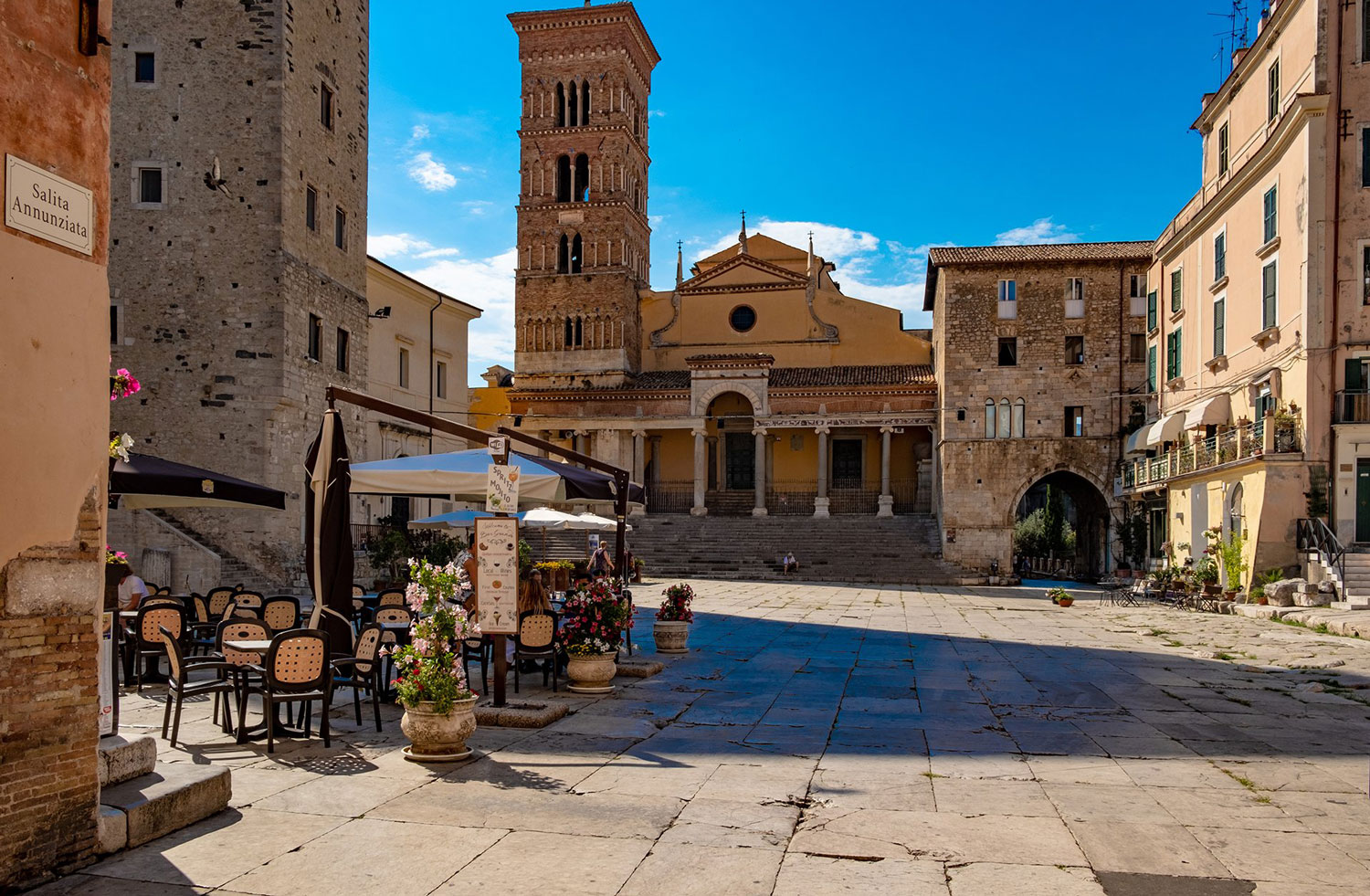 Piazza del Duomo nel centro storico di Terracina con la Cattedrale di San Cesareo